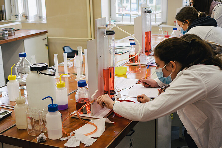 studenci w laboratorium