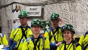 grupa studentów i pracowników wewnątrz wyrobiska solengo