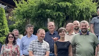 Grupa uczestników Forum przed budynkiem