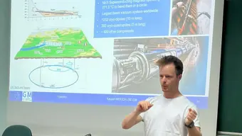 prowadzący wykład na tle mapy