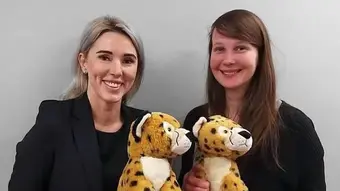 Dwie panie z maskotkami gepardów