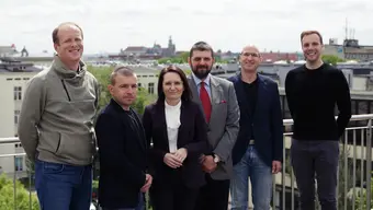 uczestnicy na dachu pawilonu c-4