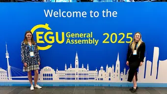 uczestniczki na tle banera