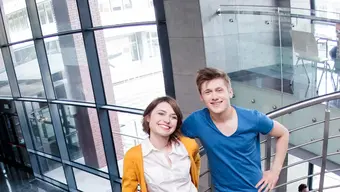 Grupa studentów na schodach