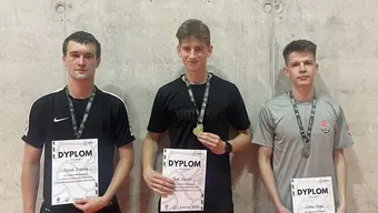 Stoi trzech zwycięzców turnieju z medalami