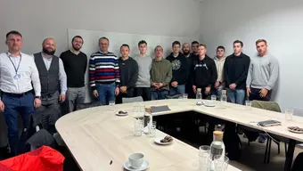 uczestnicy w sali, fotografia