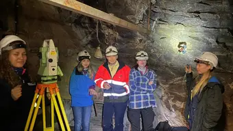 zdjęcie studentów w kopalni