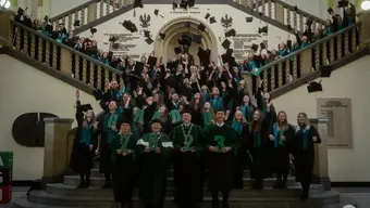 Grupa absolwentów na schodach pawilonu A 0 